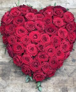 Hjerte med roser til begravelse